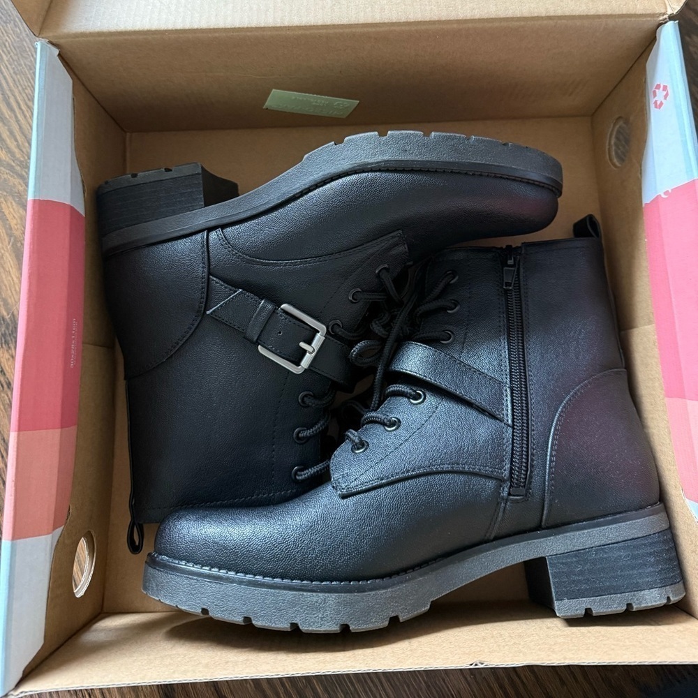 New with box SOUL NATURALIZER Women’s Black Up Buckled Combat Boots 6.5 M